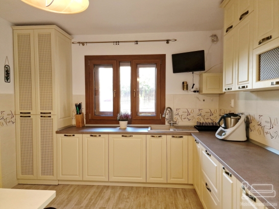 Mobilier bucătărie MDF vopsit – corp centrală & mască calorifer, jud. Bacău