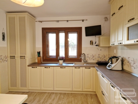 Mobilier bucătărie MDF vopsit – corp centrală & mască calorifer, jud. Bacău