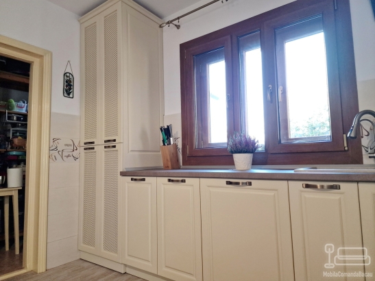 Mobilier bucătărie MDF vopsit – corp centrală & mască calorifer, jud. Bacău