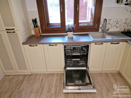Mobilier bucătărie MDF vopsit – corp centrală & mască calorifer, jud. Bacău
