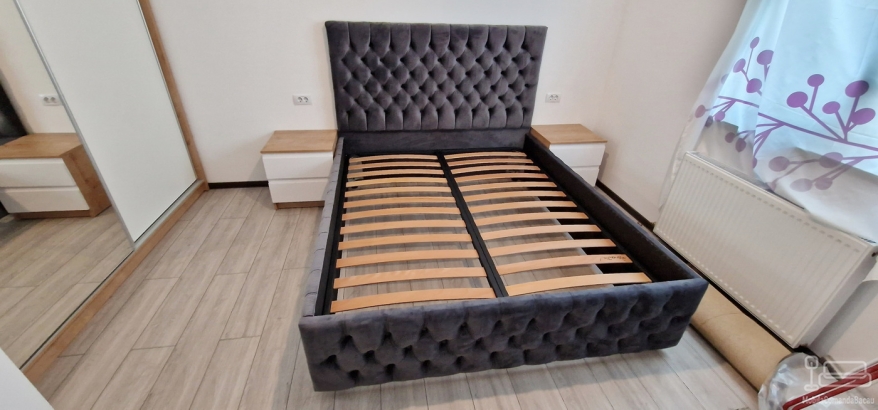 Mobilier dormitor cu pat tapițat și dressing cu uși glisante – Bacău