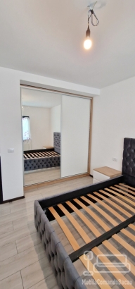 Mobilier dormitor cu pat tapițat și dressing cu uși glisante – Bacău