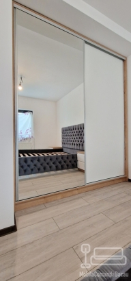 Mobilier dormitor cu pat tapițat și dressing cu uși glisante – Bacău