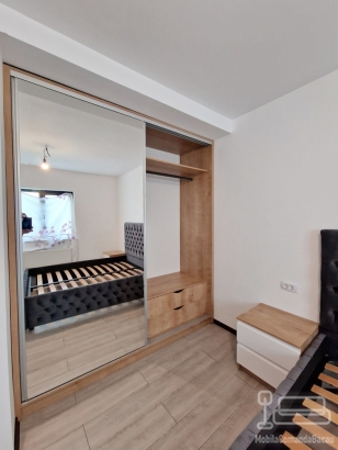 Mobilier dormitor cu pat tapițat și dressing cu uși glisante – Bacău