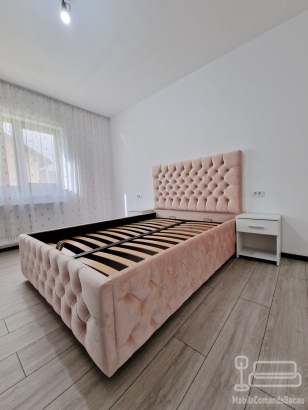 Mobilier dormitor: pat tapițat cu somieră rabatabilă și dressing cu uși glisante