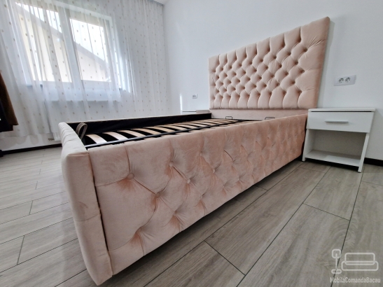 Mobilier dormitor: pat tapițat cu somieră rabatabilă și dressing cu uși glisante