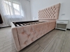 Mobilier dormitor: pat tapițat cu somieră rabatabilă și dressing cu uși glisante