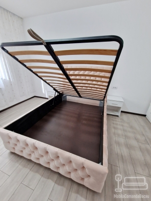Mobilier dormitor: pat tapițat cu somieră rabatabilă și dressing cu uși glisante