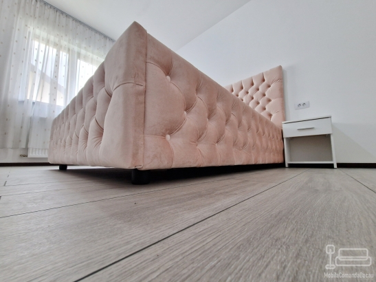 Mobilier dormitor: pat tapițat cu somieră rabatabilă și dressing cu uși glisante