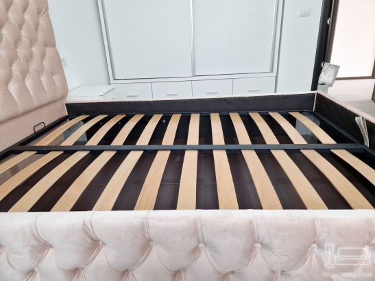 Mobilier dormitor: pat tapițat cu somieră rabatabilă și dressing cu uși glisante