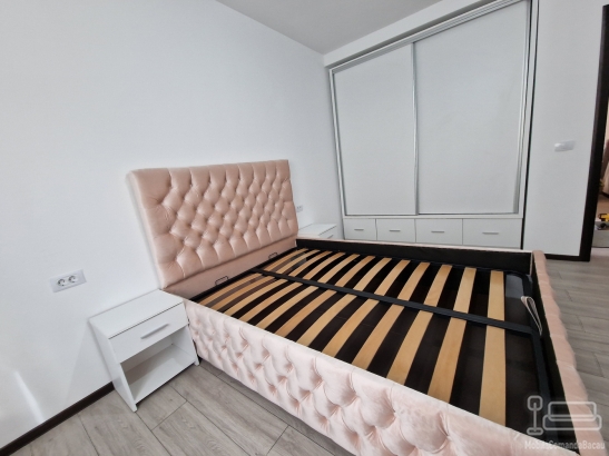 Mobilier dormitor: pat tapițat cu somieră rabatabilă și dressing cu uși glisante