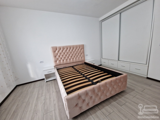 Mobilier dormitor: pat tapițat cu somieră rabatabilă și dressing cu uși glisante
