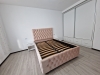 Mobilier dormitor: pat tapițat cu somieră rabatabilă și dressing cu uși glisante