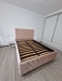 Mobilier dormitor: pat tapițat cu somieră rabatabilă și dressing cu uși glisante