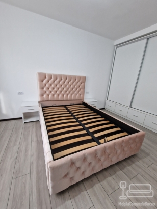 Mobilier dormitor: pat tapițat cu somieră rabatabilă și dressing cu uși glisante