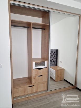 Mobilier dormitor cu pat tapițat și dressing cu uși glisante – Bacău