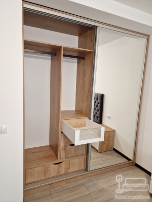 Mobilier dormitor cu pat tapițat și dressing cu uși glisante – Bacău