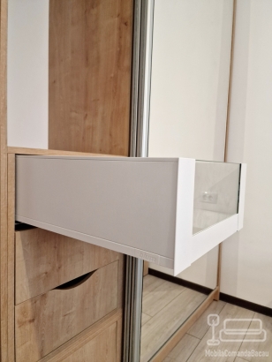 Mobilier dormitor cu pat tapițat și dressing cu uși glisante – Bacău