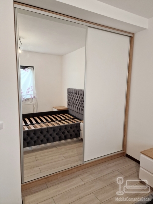 Mobilier dormitor cu pat tapițat și dressing cu uși glisante – Bacău
