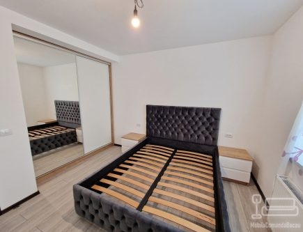 Mobilier dormitor cu pat tapițat și dressing cu uși glisante – Bacău