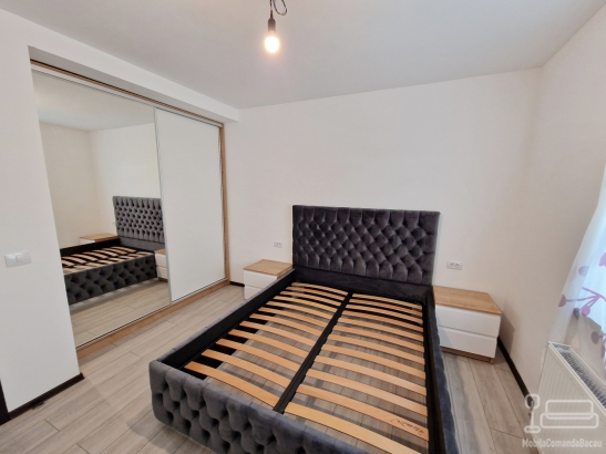 Mobilier dormitor cu pat tapițat și dressing cu uși glisante – Bacău