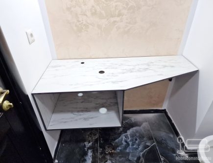 Corp chiuvetă baie din HPL – 1200 × 450 × 400 mm, montaj la Pensiunea Podu’ cu Lanțuri (Bacău)