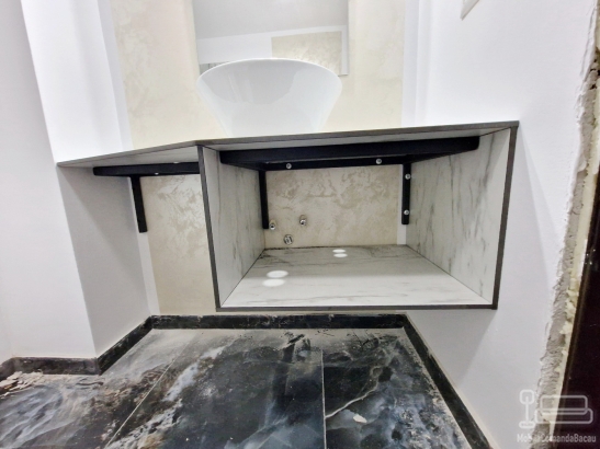 Corp chiuvetă baie din HPL – 1200 × 450 × 400 mm, montaj la Pensiunea Podu’ cu Lanțuri (Bacău)