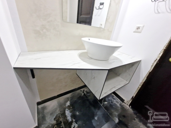 Corp chiuvetă baie din HPL – 1200 × 450 × 400 mm, montaj la Pensiunea Podu’ cu Lanțuri (Bacău)