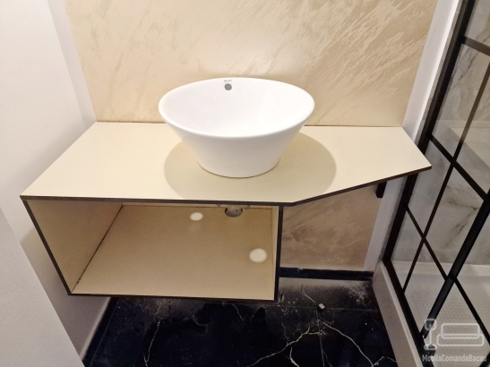 Corp chiuvetă baie din HPL – 1100×450×400 mm, montaj la Pensiunea Podu’ cu Lanțuri