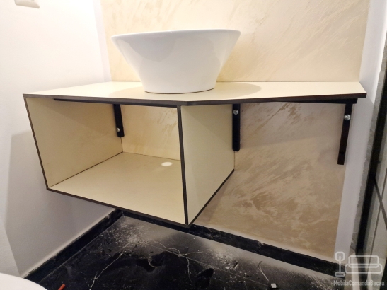 Corp chiuvetă baie din HPL – 1100×450×400 mm, montaj la Pensiunea Podu’ cu Lanțuri
