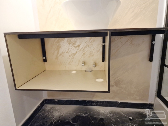 Corp chiuvetă baie din HPL – 1100×450×400 mm, montaj la Pensiunea Podu’ cu Lanțuri