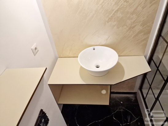 Corp chiuvetă baie din HPL – 1100×450×400 mm, montaj la Pensiunea Podu’ cu Lanțuri