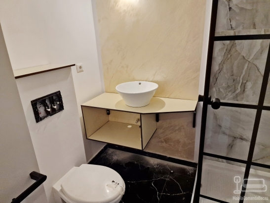 Corp chiuvetă baie din HPL – 1100×450×400 mm, montaj la Pensiunea Podu’ cu Lanțuri