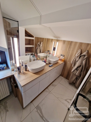 Mobilier de baie din MDF vopsit lucios – depozitare eficientă, finisaj premium & feronerie Blum