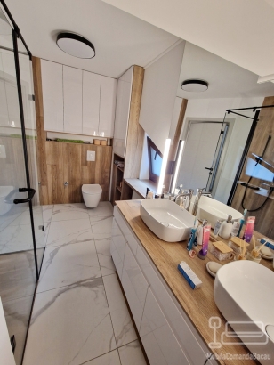 Mobilier de baie din MDF vopsit lucios – depozitare eficientă, finisaj premium & feronerie Blum