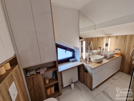 Mobilier de baie din MDF vopsit lucios – depozitare eficientă, finisaj premium & feronerie Blum