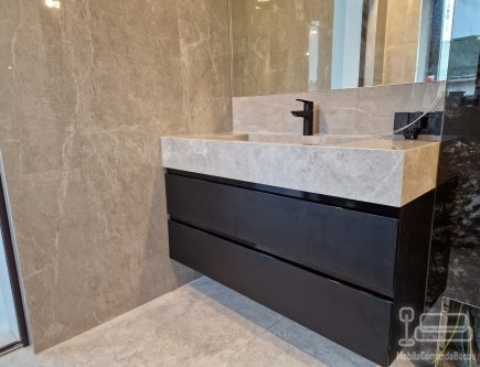 Mobilier de baie din MDF vopsit, cu sertare pe Blum soft-close și blat/lavoar din piatră compozită