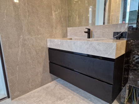 Mobilier de baie din MDF vopsit, cu sertare pe Blum soft-close și blat/lavoar din piatră compozită