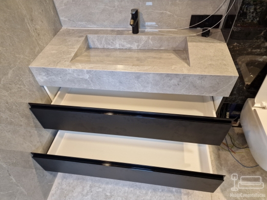 Mobilier de baie din MDF vopsit, cu sertare pe Blum soft-close și blat/lavoar din piatră compozită
