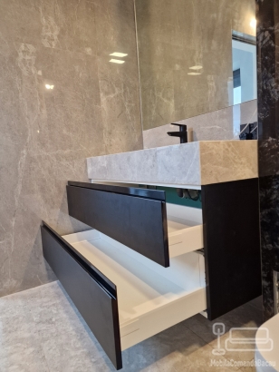 Mobilier de baie din MDF vopsit, cu sertare pe Blum soft-close și blat/lavoar din piatră compozită
