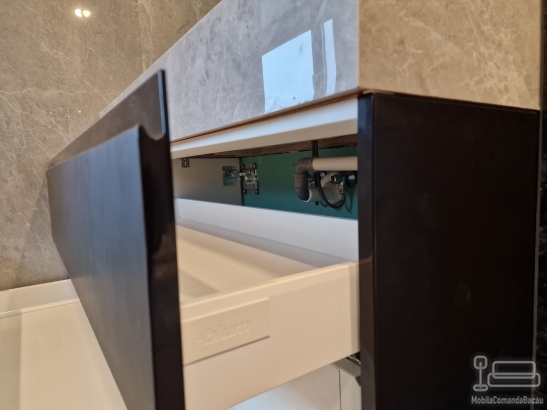 Mobilier de baie din MDF vopsit, cu sertare pe Blum soft-close și blat/lavoar din piatră compozită