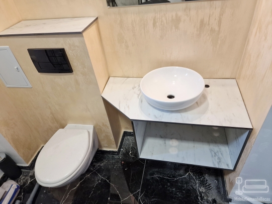 Corp chiuvetă baie din HPL – 900 × 450 × 400 mm, montaj Pensiunea Podu’ cu Lanțuri, Bacău