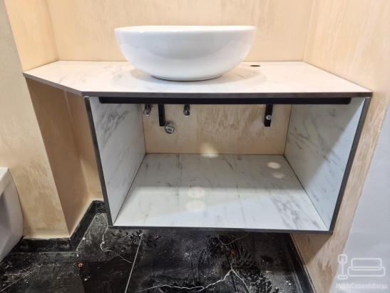 Corp chiuvetă baie din HPL – 900 × 450 × 400 mm, montaj Pensiunea Podu’ cu Lanțuri, Bacău