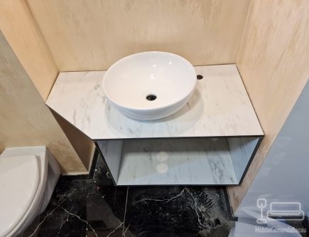 Corp chiuvetă baie din HPL – 900 × 450 × 400 mm, montaj Pensiunea Podu’ cu Lanțuri, Bacău