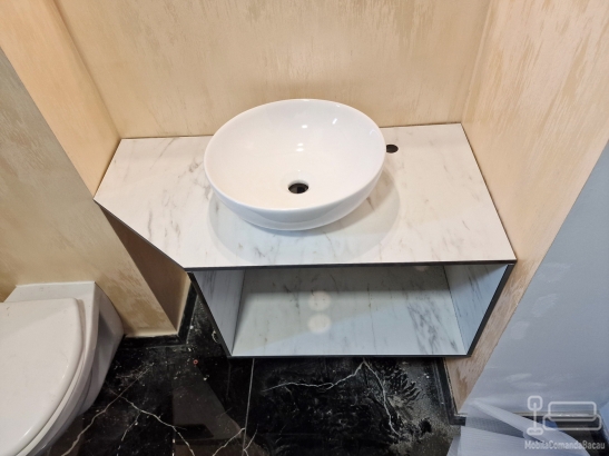 Corp chiuvetă baie din HPL – 900 × 450 × 400 mm, montaj Pensiunea Podu’ cu Lanțuri, Bacău