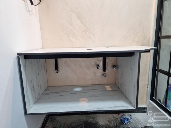 Corp chiuvetă baie din HPL – 1100 × 450 × 400 mm, montaj Pensiunea Podu’ cu Lanțuri, Bacău