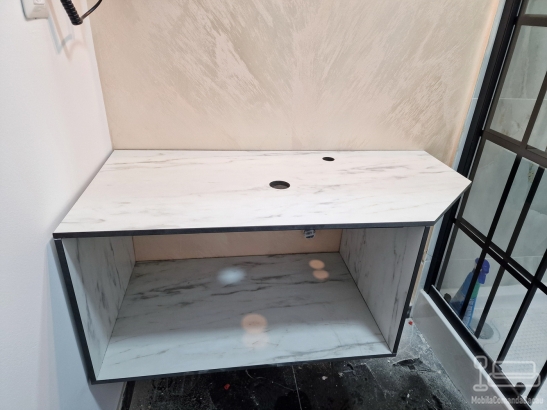 Corp chiuvetă baie din HPL – 1100 × 450 × 400 mm, montaj Pensiunea Podu’ cu Lanțuri, Bacău
