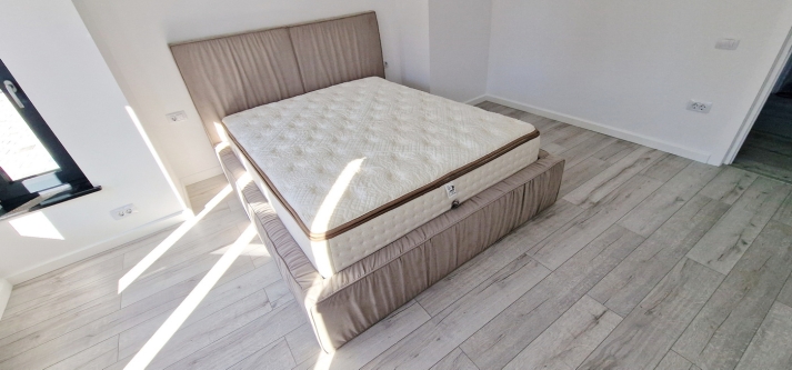 Pat tapitat cu somieră rabatabilă 200×160 cm – spațiu ascuns pentru depozitare