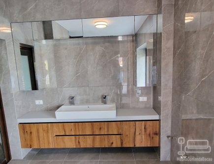 Mobilier de baie din MDF furniruit, cu fronturi Rauvisio Crystal și sertare Blum soft-close