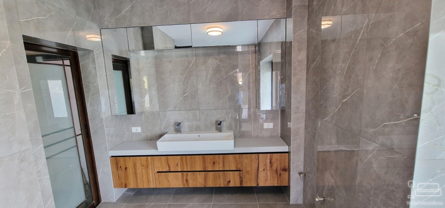 Mobilier de baie din MDF furniruit, cu fronturi Rauvisio Crystal și sertare Blum soft-close